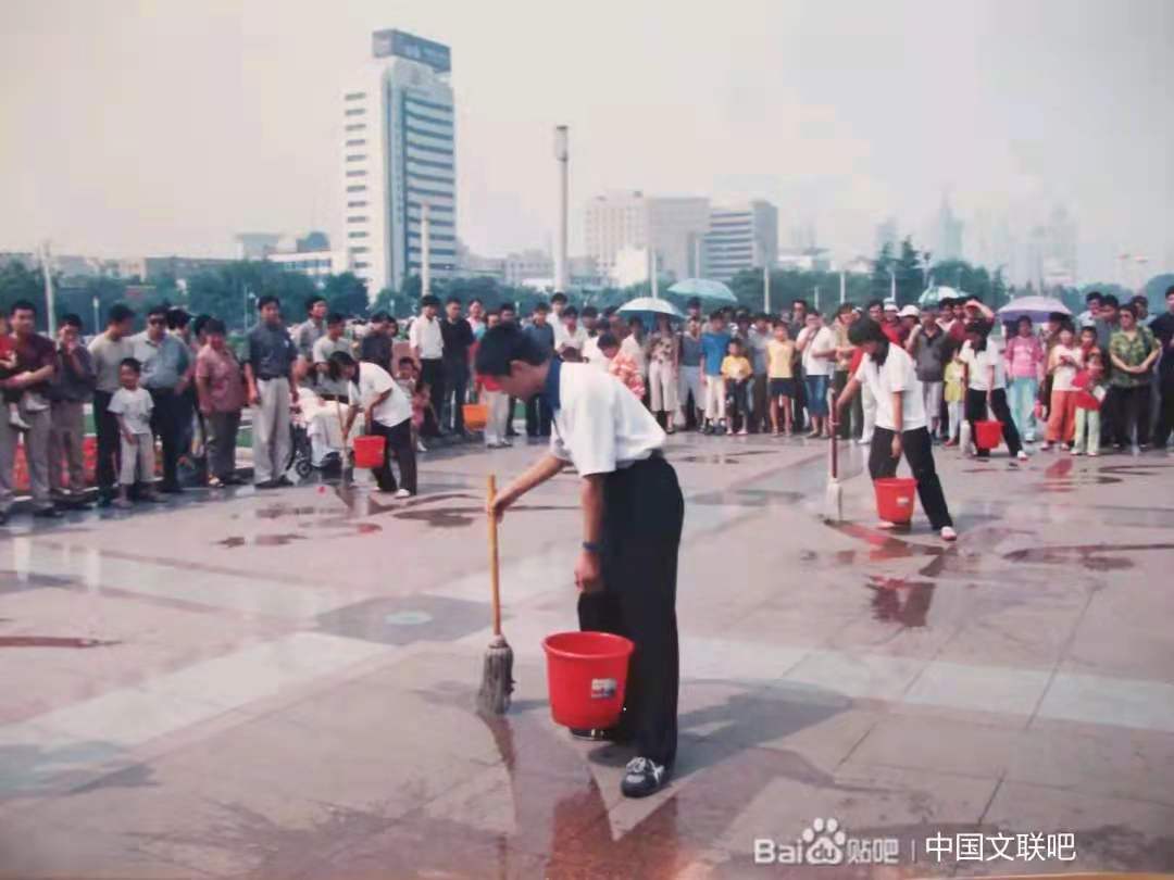 2003年8月在泉城广场上，大、中学生“抗非典”全民健身《中华书舞（武）艺术》活动.jpg